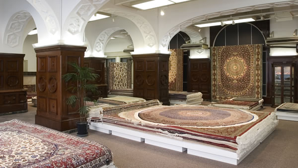 ショールーム内のペルシャ絨毯商品